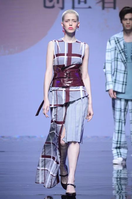 坐標(biāo)大浪 時(shí)尚風(fēng)云激蕩，潮流與創(chuàng)新共生——2019春夏中國紡織面料流行趨勢(shì)暨新銳設(shè)計(jì)師發(fā)布秀側(cè)記